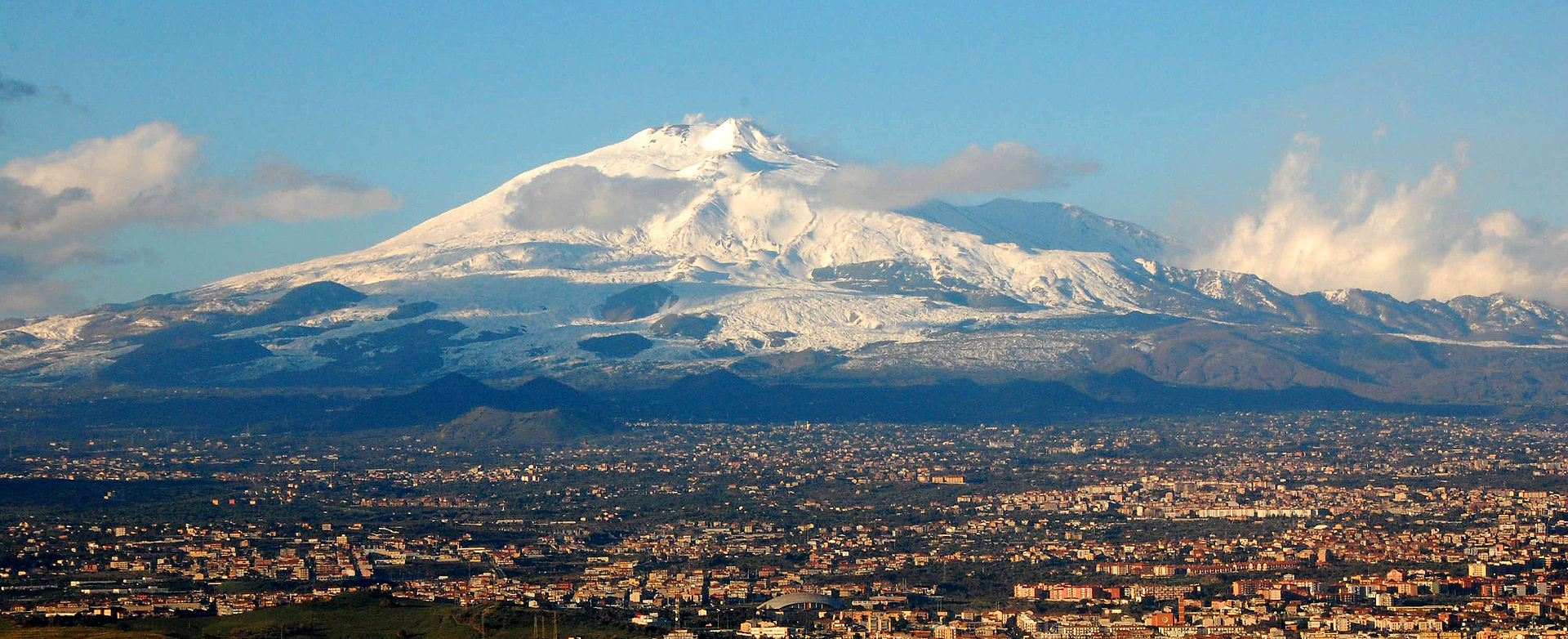 797-02-1920px-Mt_Etna_and_Catania1